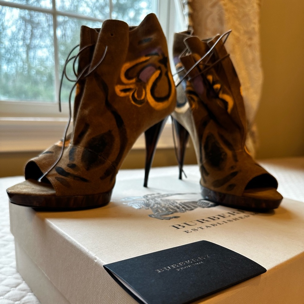 Burberry open toes pumps
